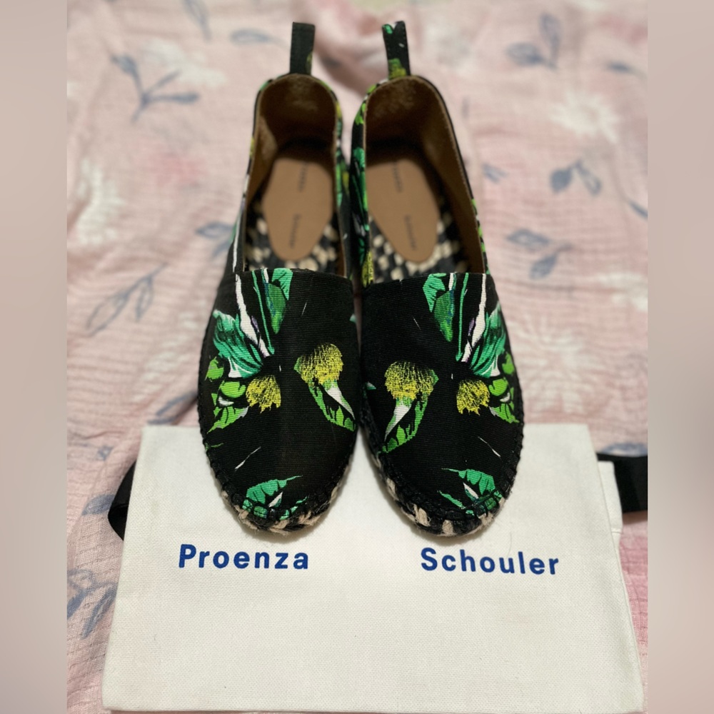 Proenza Schouler Tess Flower espadrilles. 💚🖤
